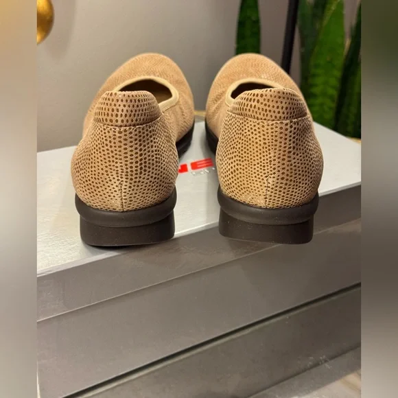 Vaneli Sport Donia Wedge Taupe
Glazed Sueded Leather - Picture 6 of 7